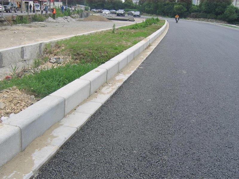 村口青石路沿石(圖1) 青石路沿石